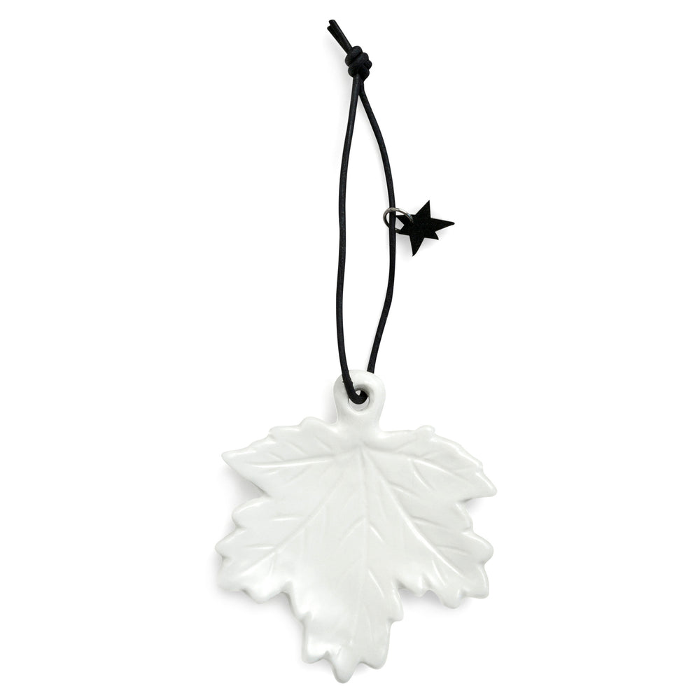 blad julepynt i hvid glaseret porcelæn med sort lædersnøre - porcelain leaf ornament nordstjerne