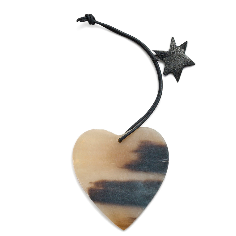 julehjerte i horn med sort lædersnøre - horn heart ornament nordstjerne
